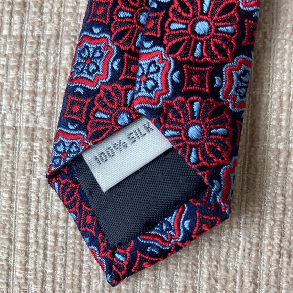 Neiman Marcus red/blue silk patterned tie - Picture 7 of 8